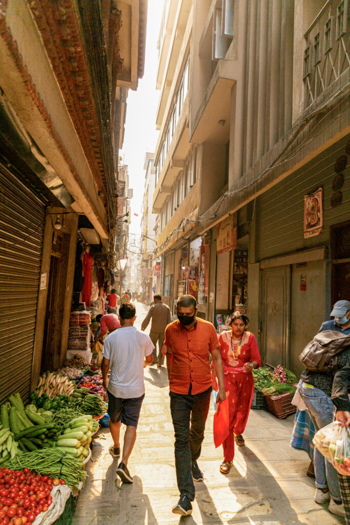 Úzka ulička v Thameli v Káthmandu plná obchodov a turistov