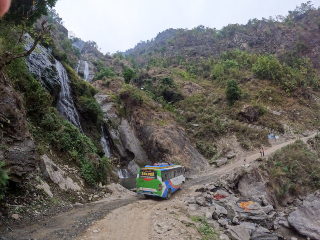 Horská cesta v Nepále vedúca cez zelené kopce