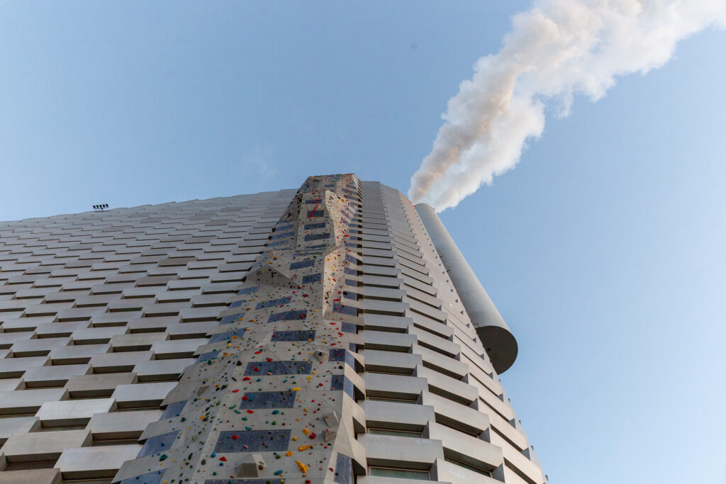 Spaľovňa CopenHill v dánskej Kodani a pohľad na lezeckú stenu boku spaľovne