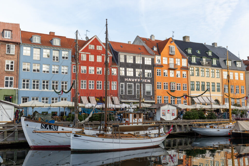 Dánska Kodaň a jej časť Nyhavn s krásnou architektúrou, kanálmi s loďami a reštauráciami