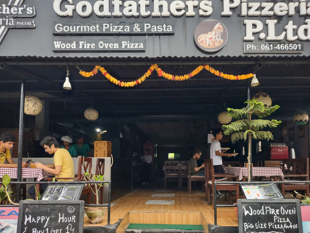 Pohľad na vstup do pizzérie Godfathers v Pohkare v Nepále.
