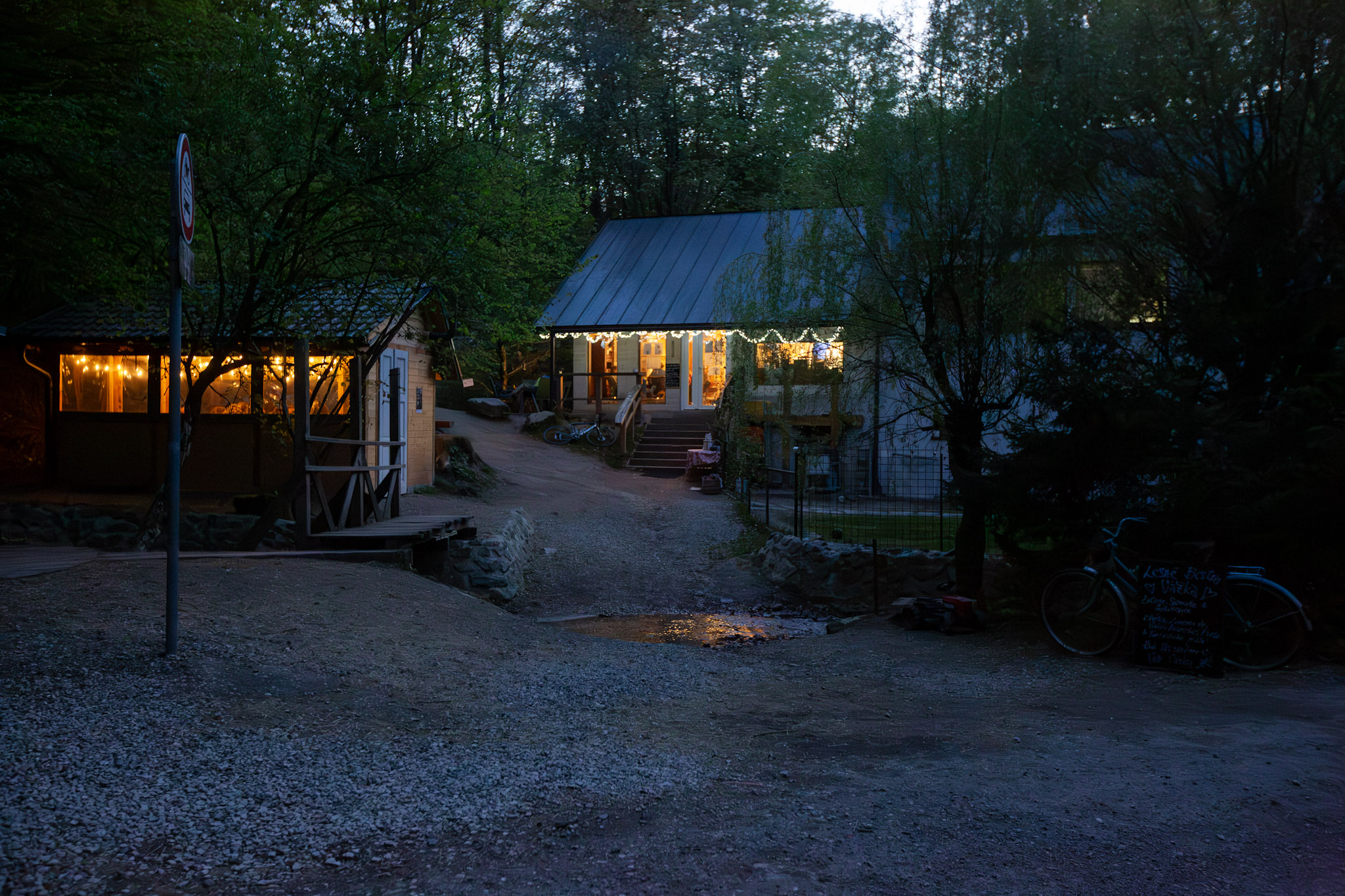 Bistro Vážka v Marianke pri Bratislave už vo večernej atmosfére