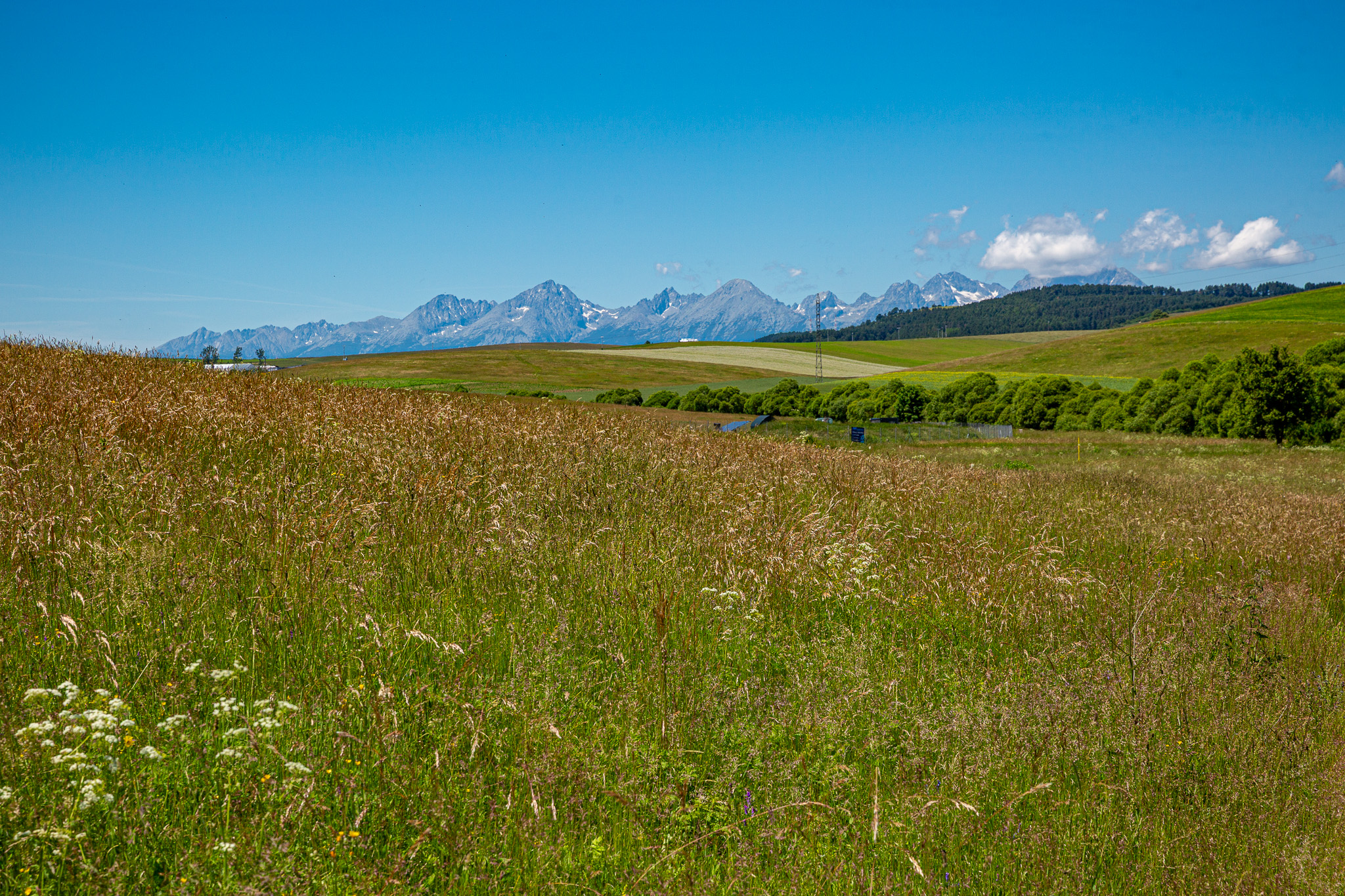 Výhľad na Vysoké Tatry smerom ku kaplnke Sans Souci na Spiši.