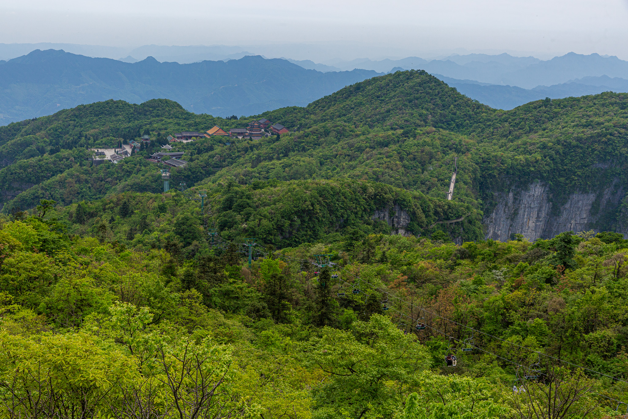 Svieže zelené hory a lesnatý masív Tianmen Mountain s lanovkou a horskou krajinou v oblasti Zhangjiajie, Čína.