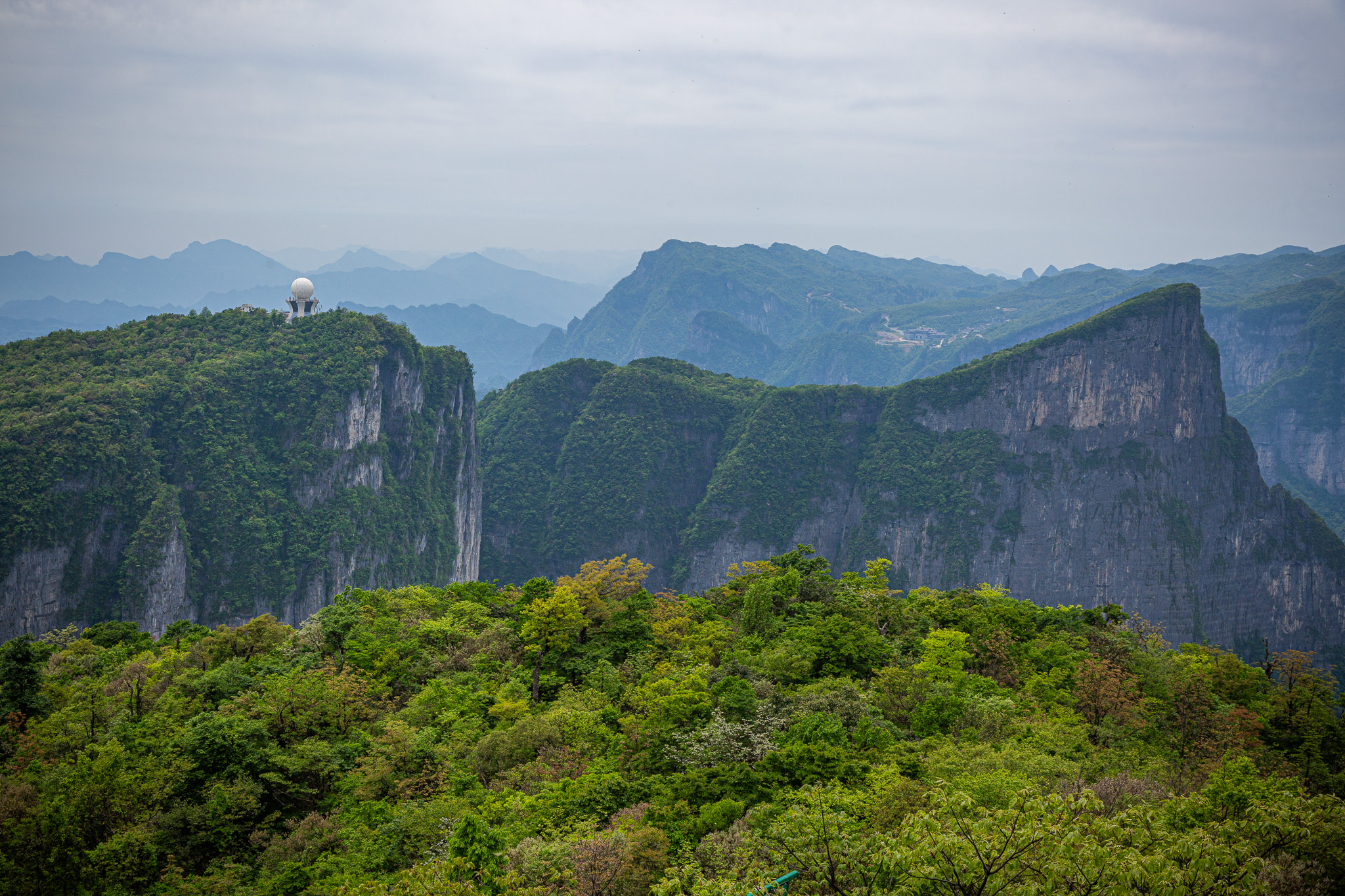 Panoramatický výhľad na krasové pohorie Tianmen Mountain s kupolovitým observatóriom na plochom vrchole.