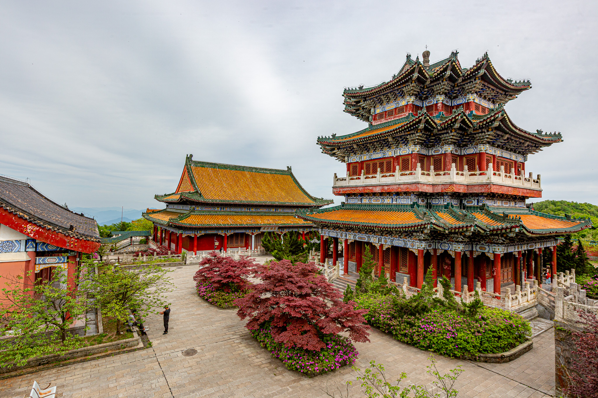 Nádvorie a tradičné farebné viacposchodové budovy v rozľahlom komplexe Tianmen Mountain Temple