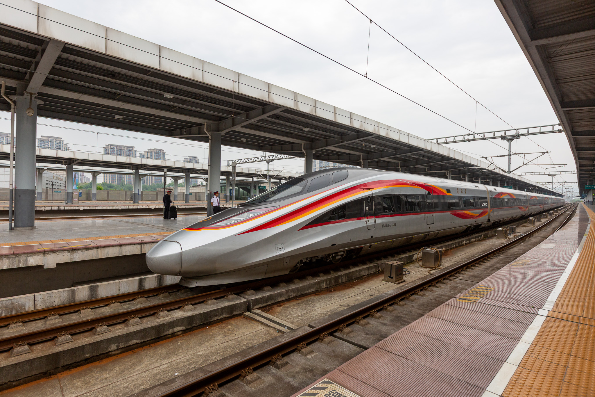 Moderný vysokorýchlostný vlak Maglev na stanici v meste Kunming, Čína.