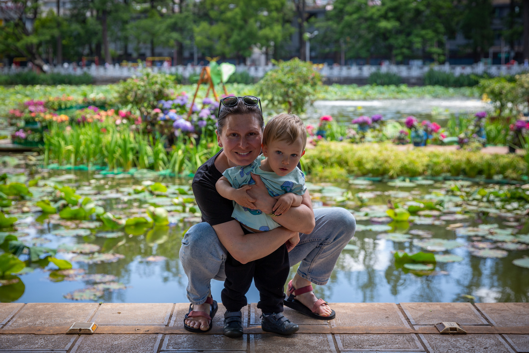 Malebná scenéria s tradičnou čínskou architektúrou a zeleňou v Green Lake parku v Kunmingu, Čína.
