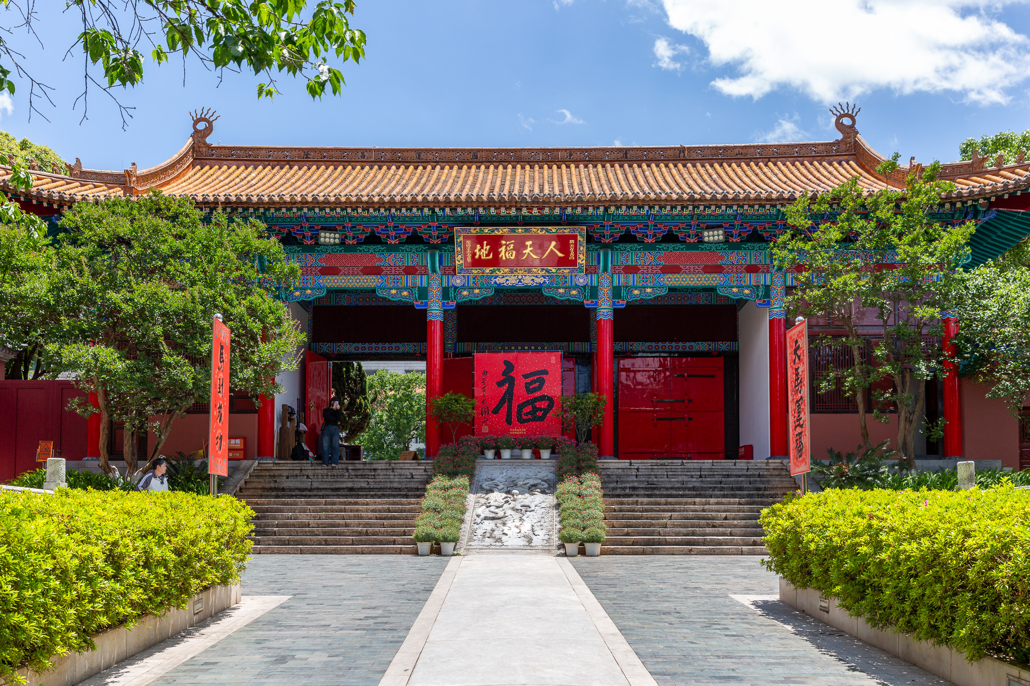 Vstupná brána a exteriér chrámu Yuantong Temple v Kunmingu, Čína.