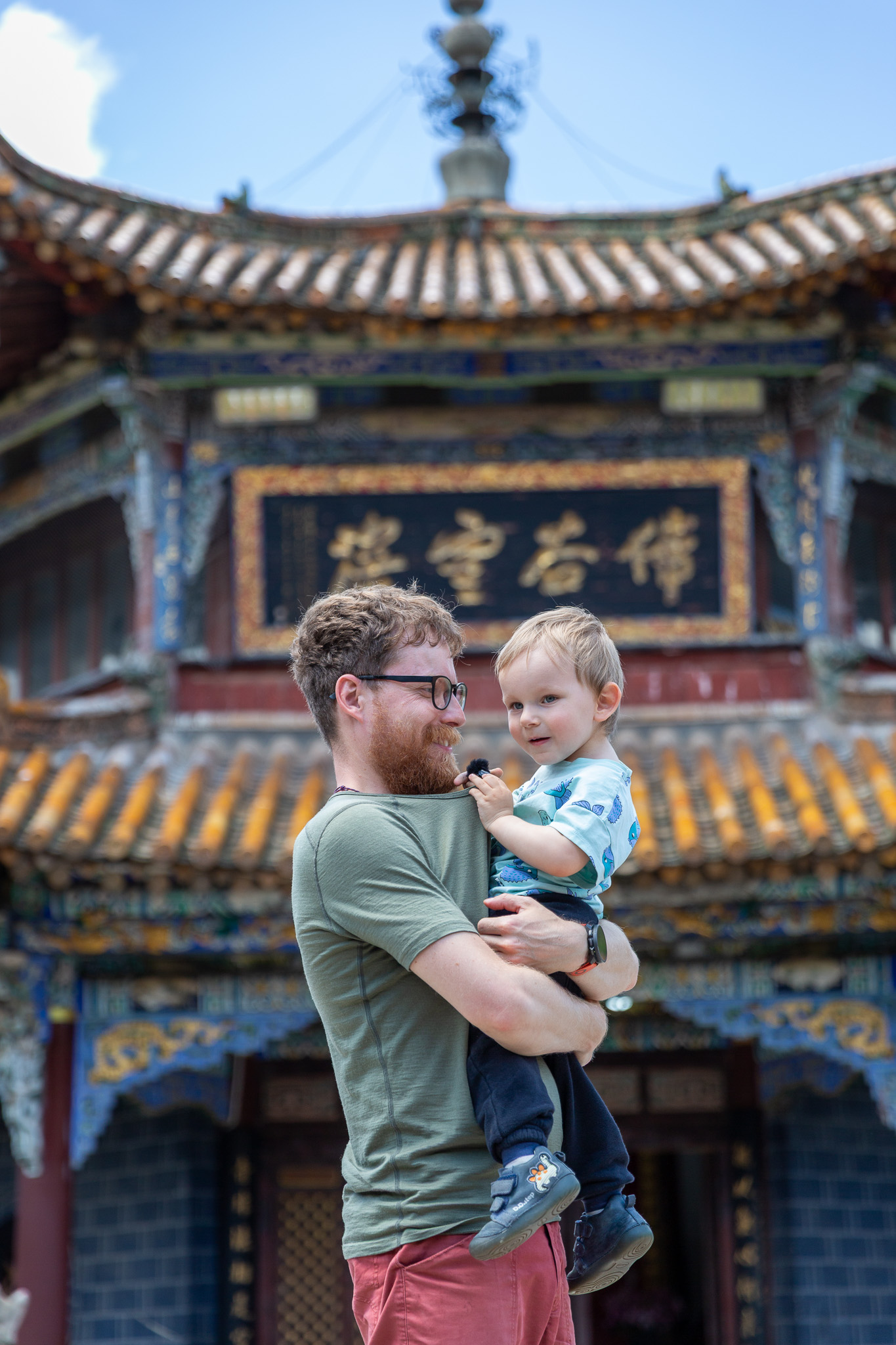 Otec so synom (Mišo s Markusom) stoja pred chrámom v komplexe Yuantong Temple v Kunmingu, Čína.