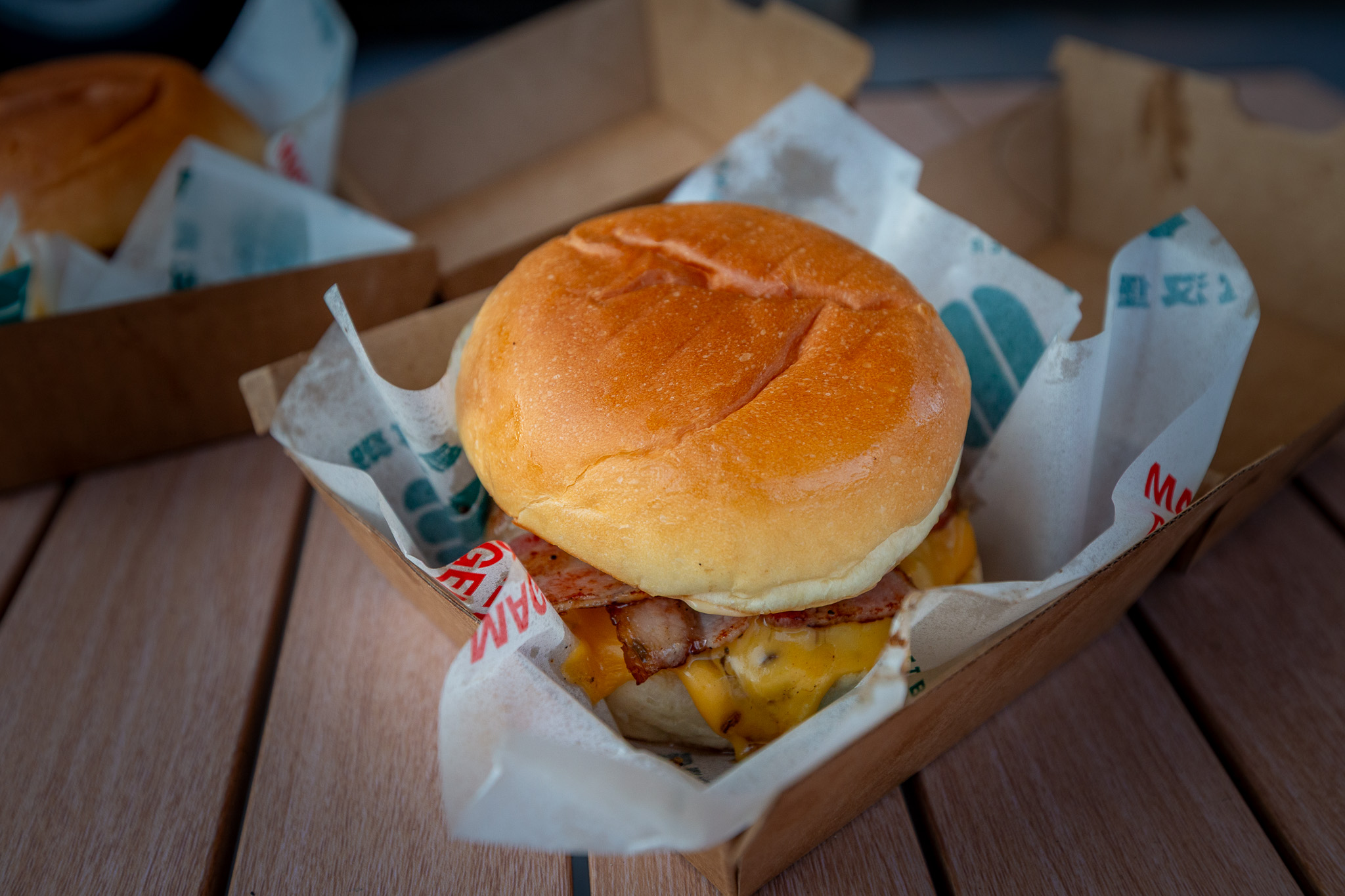Chutné burgre na stole v papierových krabičkách z food trucku, Kunming, Čína