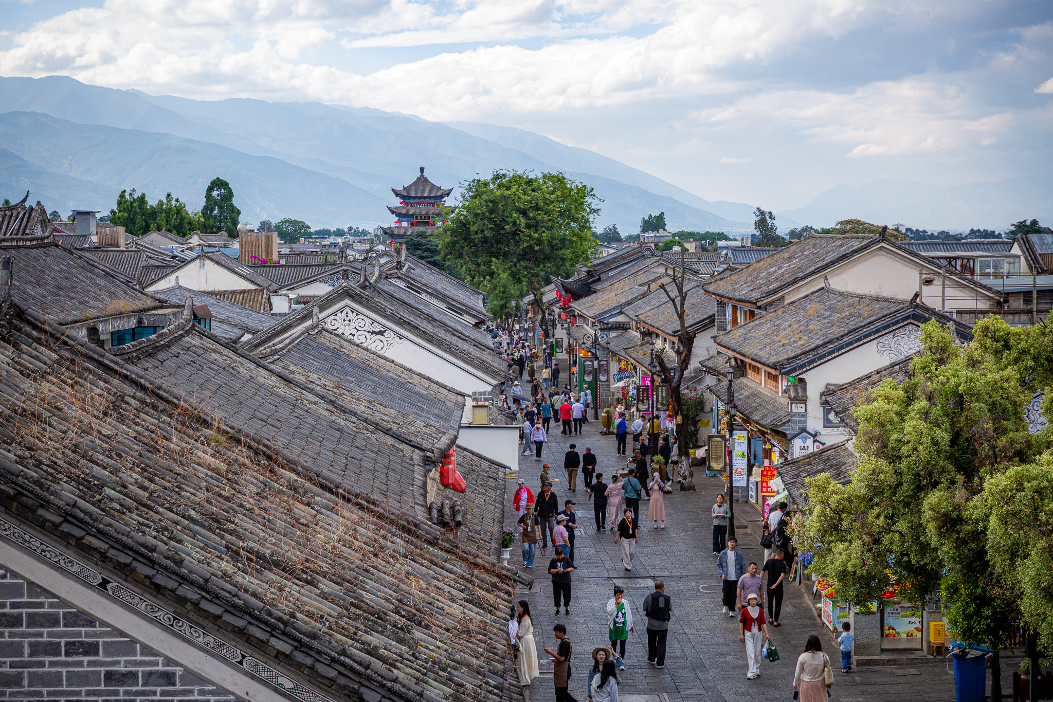 Strechy historických domov v uliciach starého mesta Dali, Yunnan, Čína