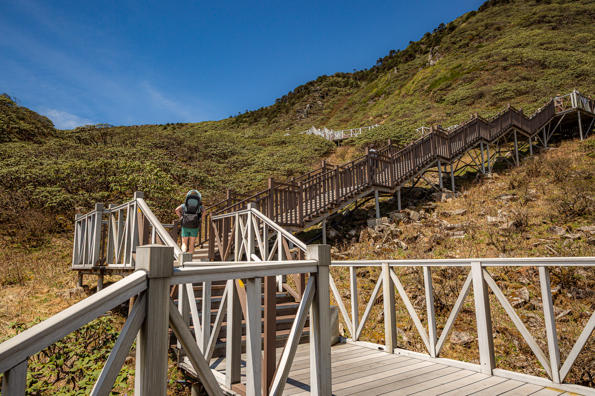 Drevený turistický chodník (boardwalk) na vrchole pohoria Cangshan, konkrétne v okolí vysokohorského jazera Ximatan (Xima Pool).Nachádzate sa tu v nadmorskej výške približne 3 900 až 4 000 metrov nad morom, kam vás vyvezie najvyššia stanica rovnomennej lanovky Ximatan.