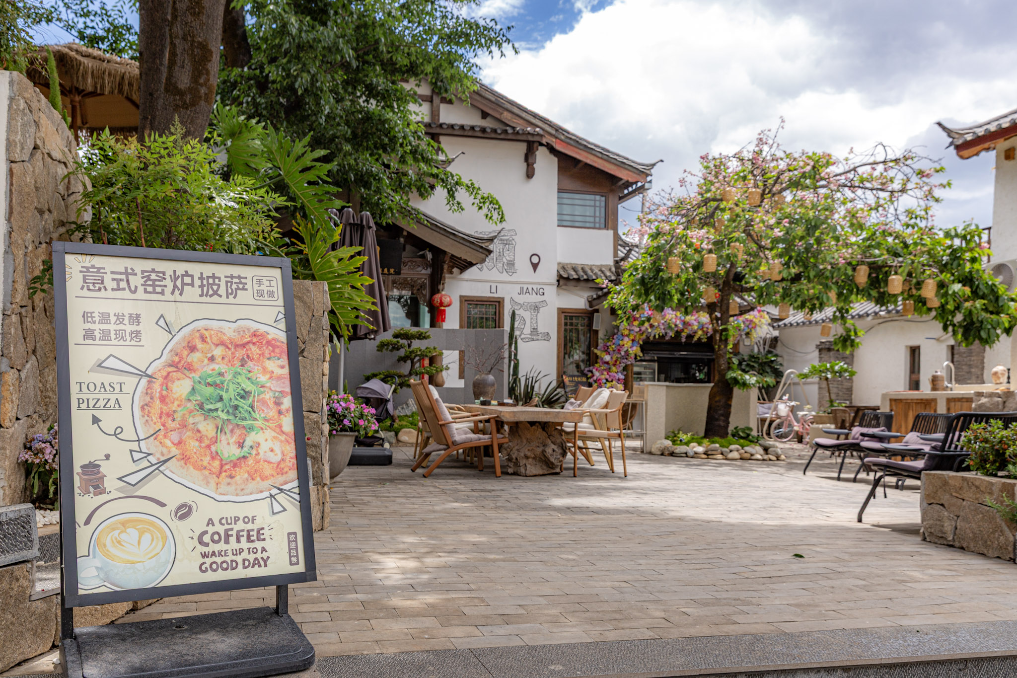 Vonkajšie sedenie reštaurácie s pizzériou, Lijiang