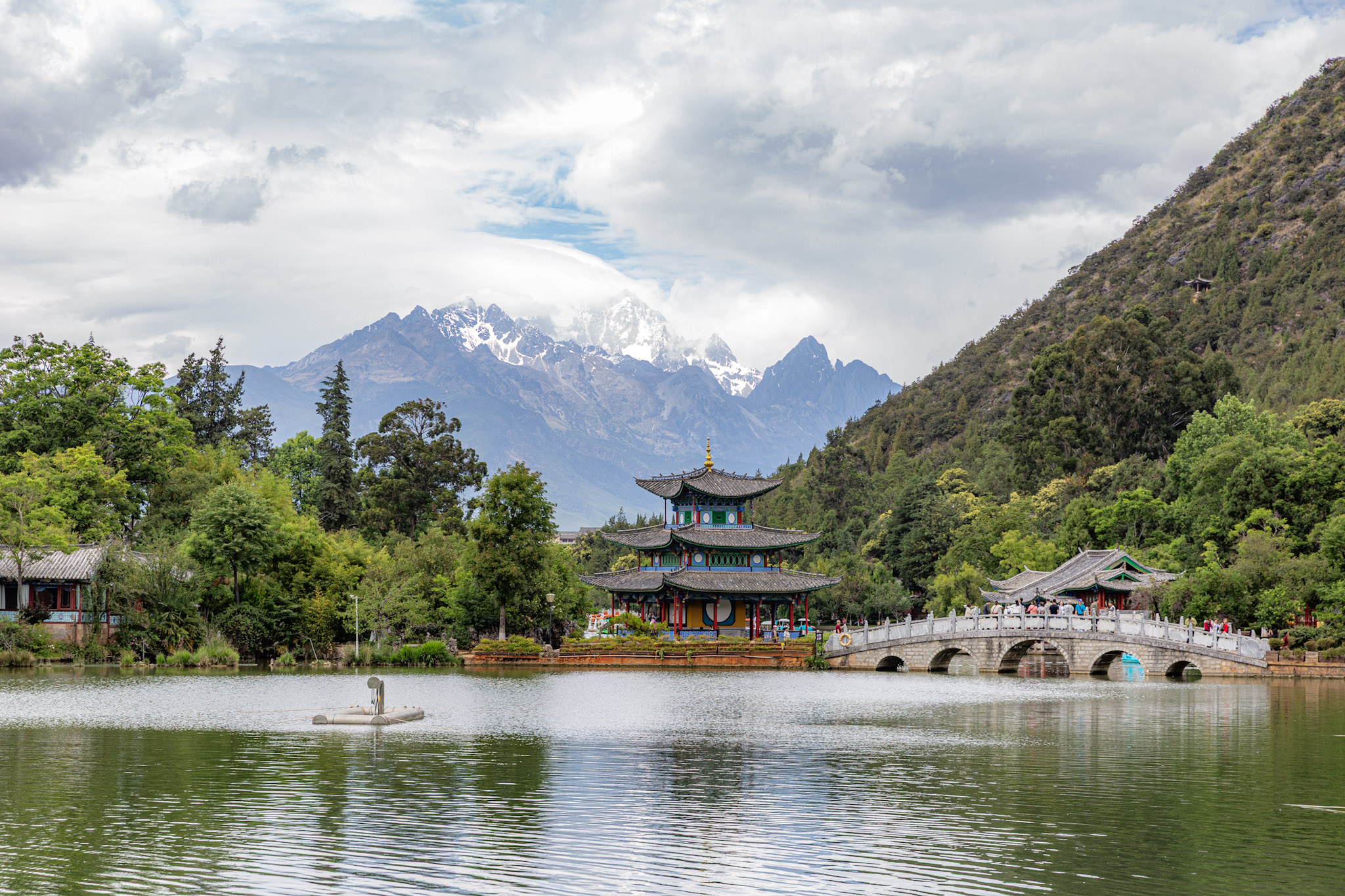 Black Dragon Pool park s tradičným čínskym trojposchodovým pavilónom a kamenným mostom, Lijiang