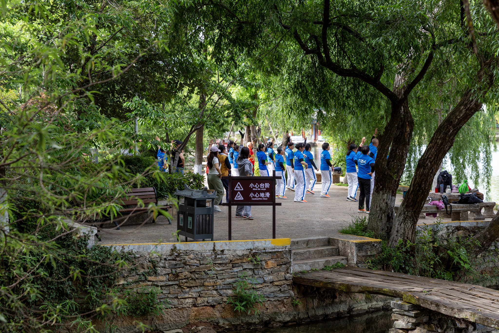 Cvičenie v parku na brehu jazera, Lijiang