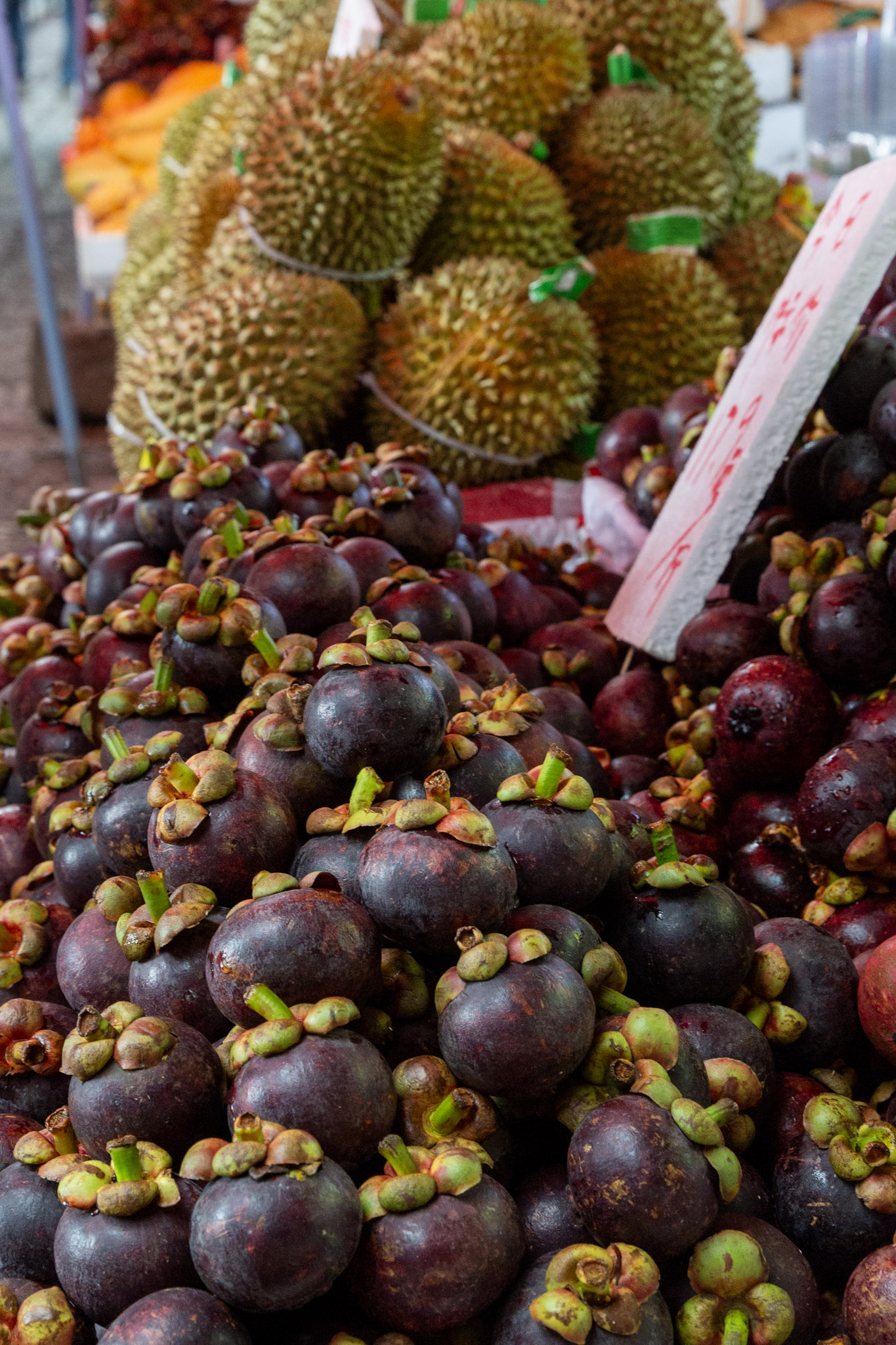 Mangostan a durian na trhu s ovocím, Lijiang