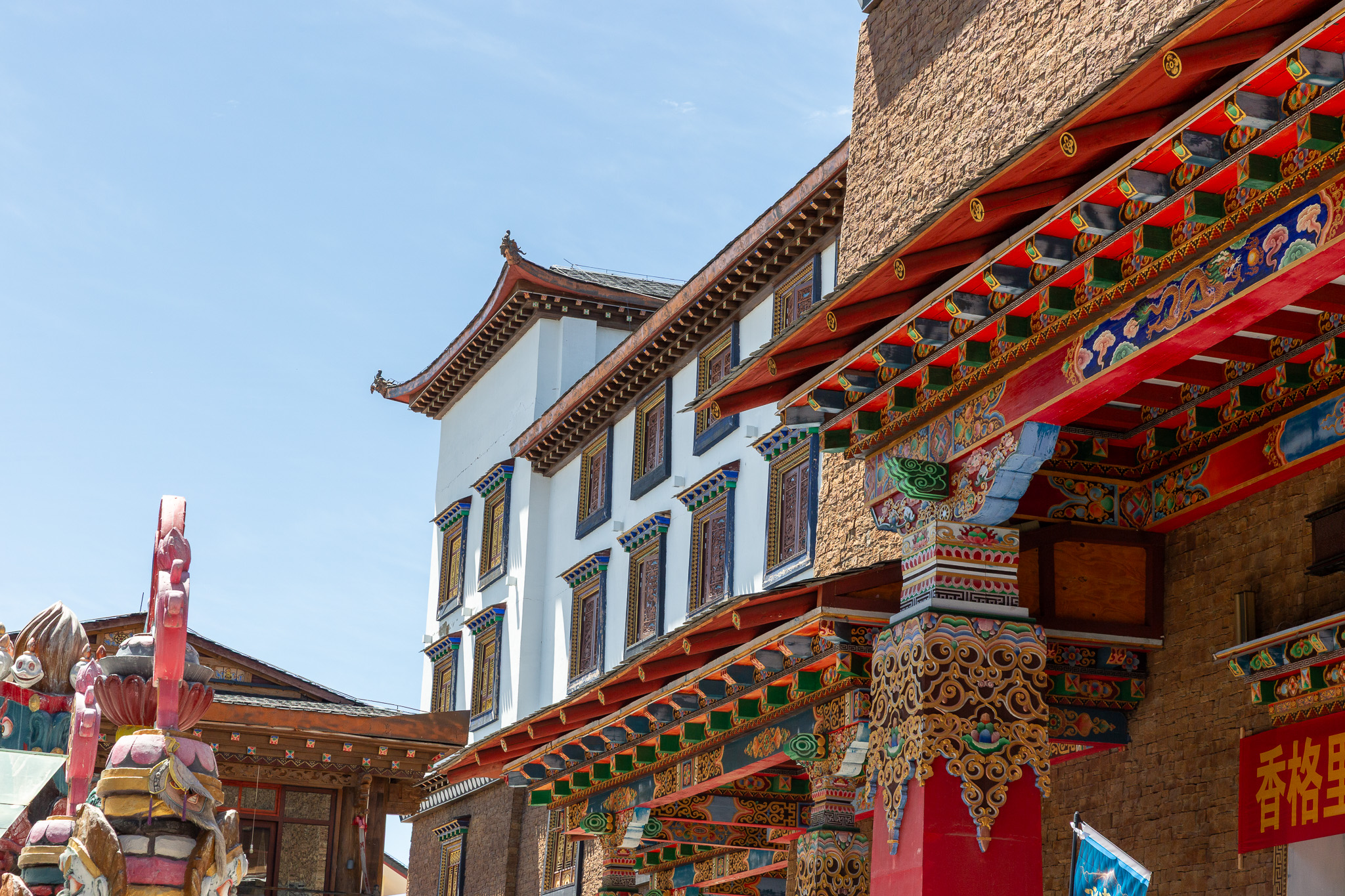 Tradičná tibetská architektúra s vyrezávanými ozdobami v starom meste Dukezong v Shangri-La.