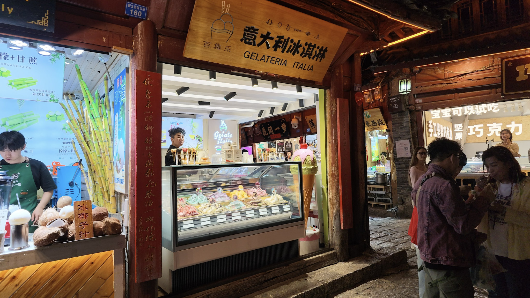 Stánok so zmrzlinou vo večernom starom meste, Lijiang