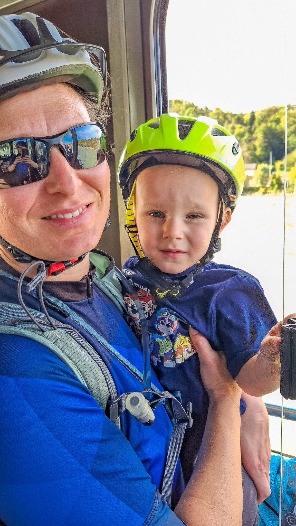 Matka so synom v prilbách cyklistických