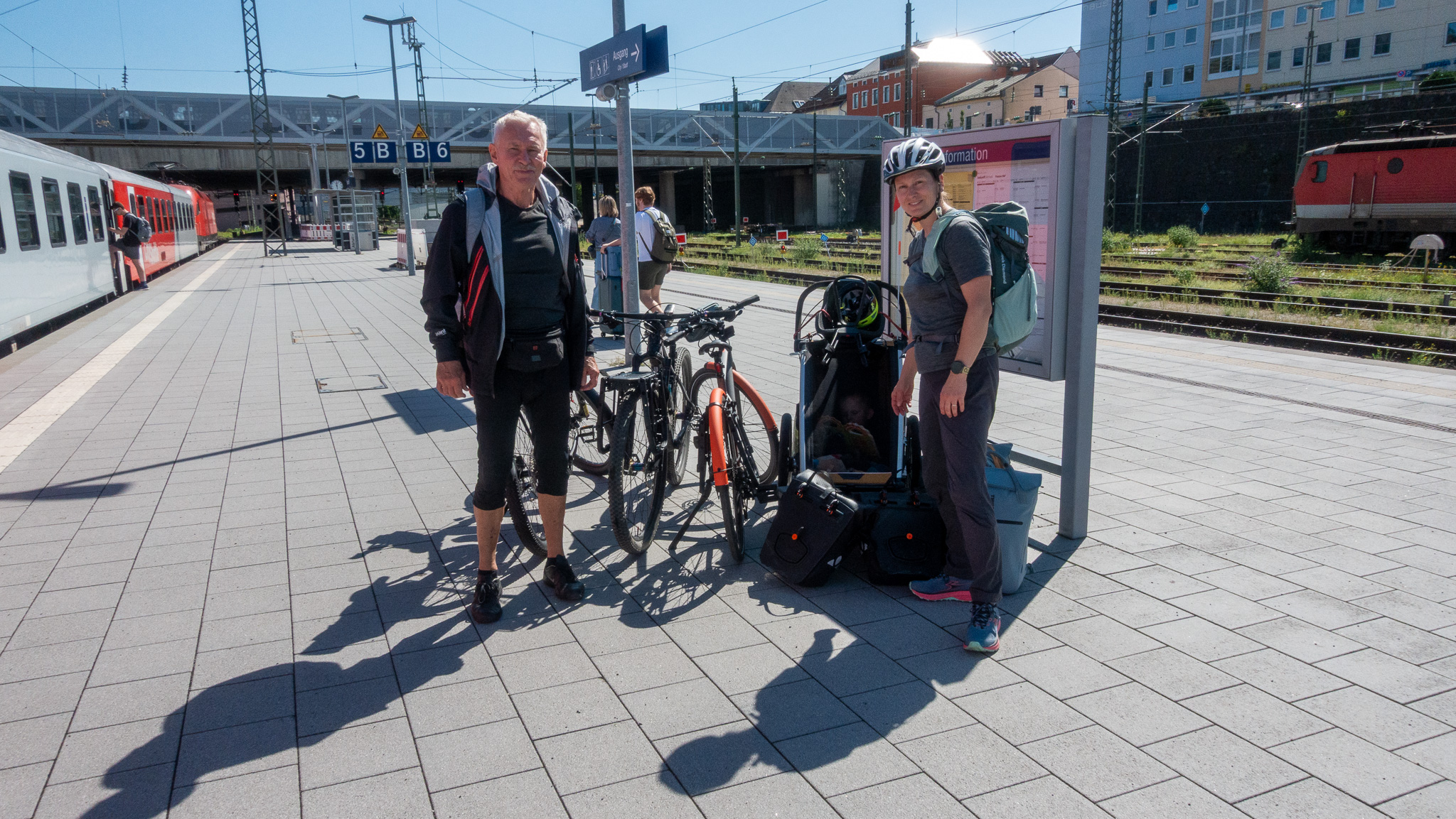 Cyklisti pri veciach na nastupišti v Passau