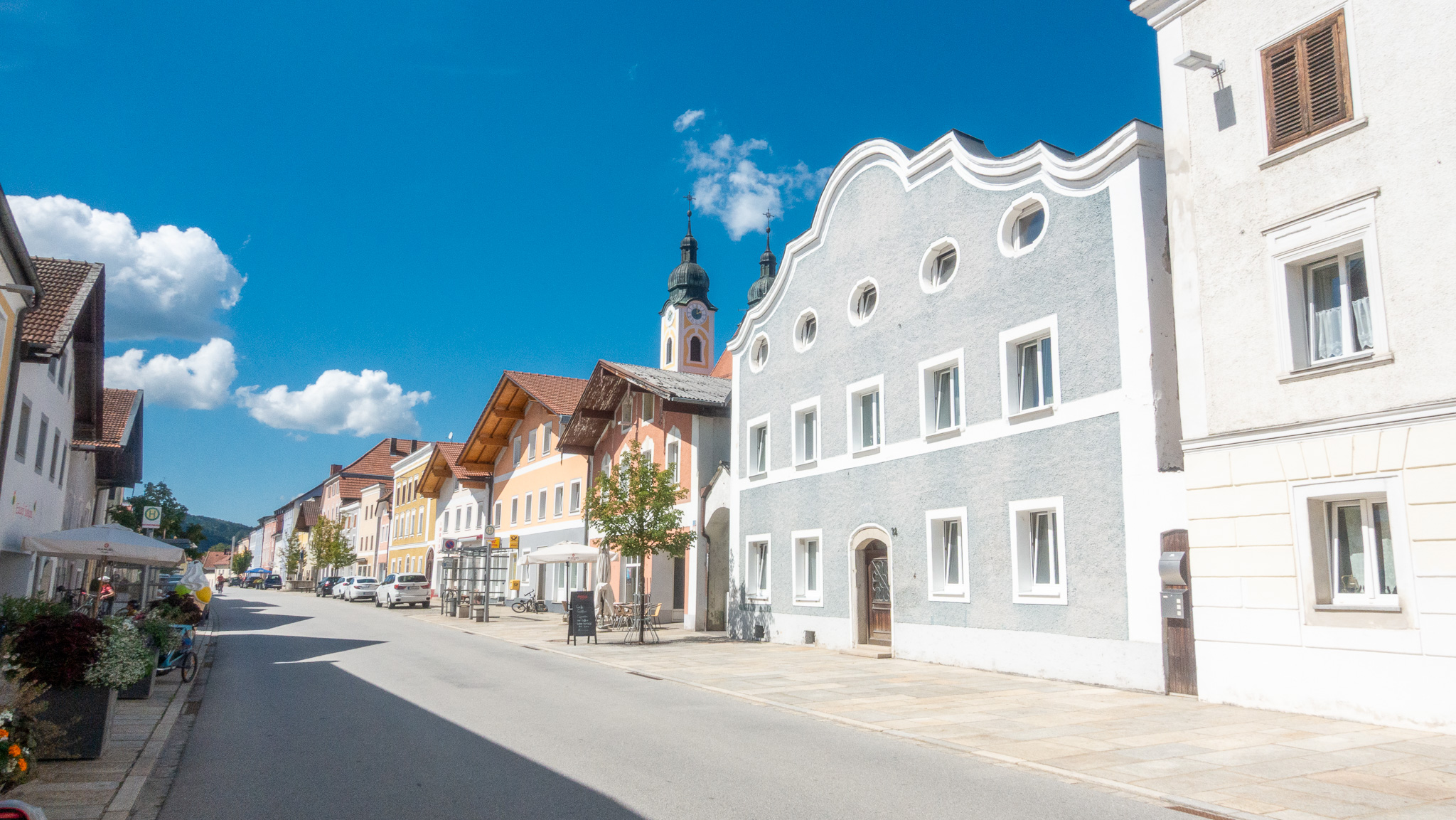 Pohľad na ulicu nemeckej dediny s peknou architektúrou