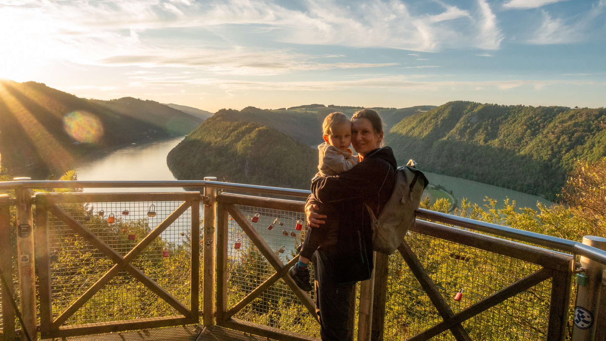 Žena a dieťa na výhliadke Schlögener Blick