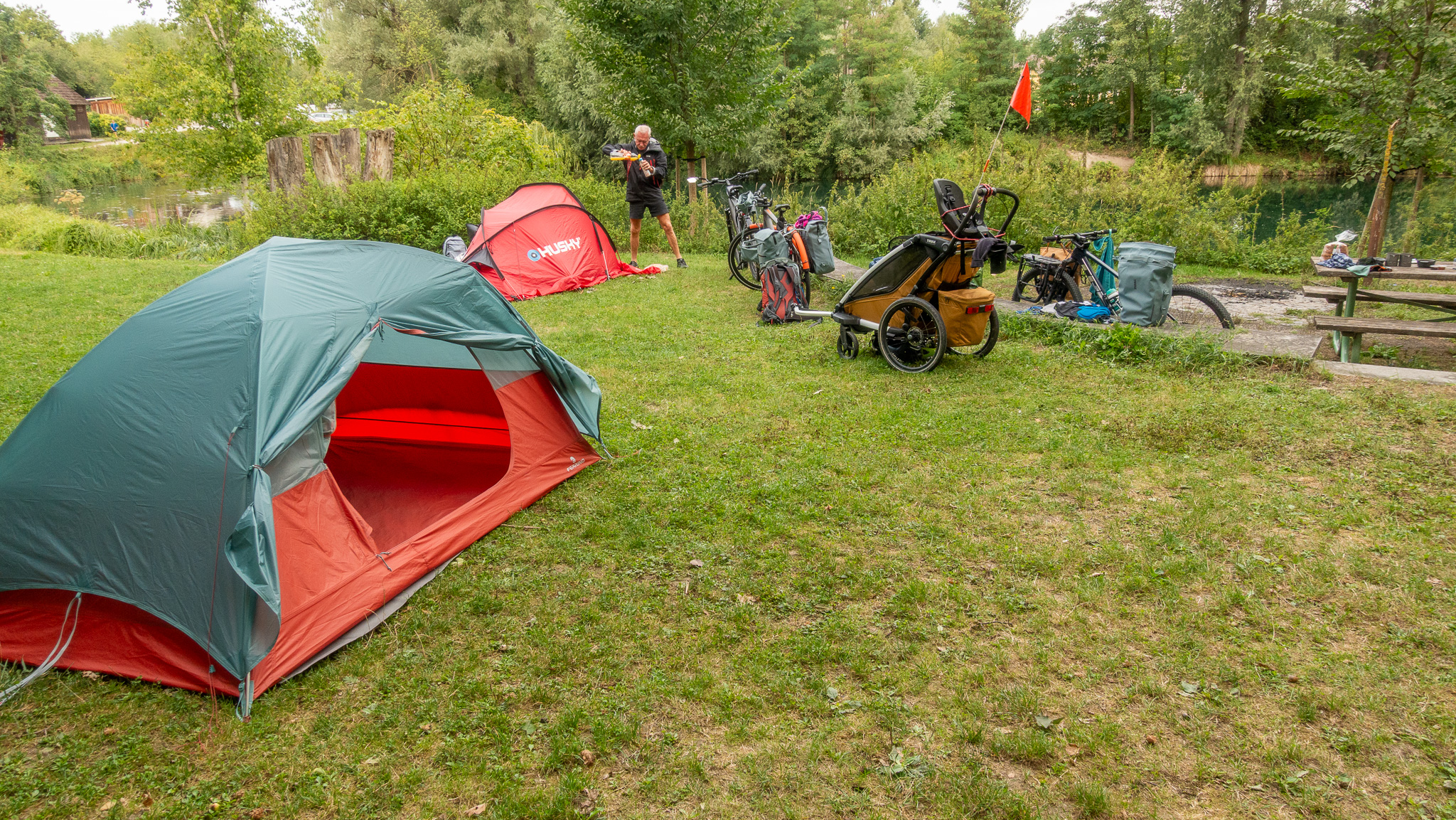 Pohľad na stany a bicykle v kempe Au an der Donau