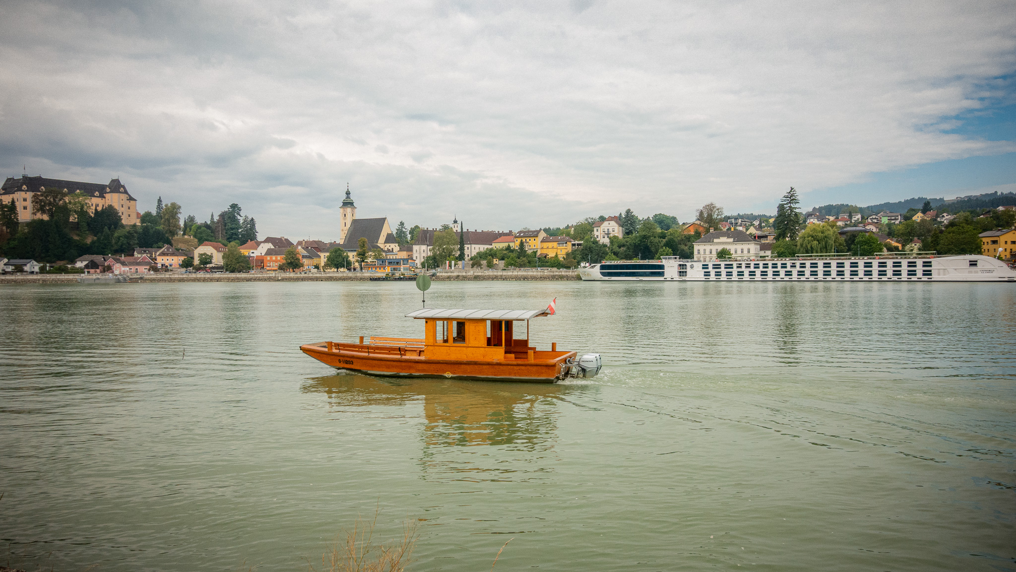 Pohľad na kompu na Dunaji a v pozadí rakúsky Grein