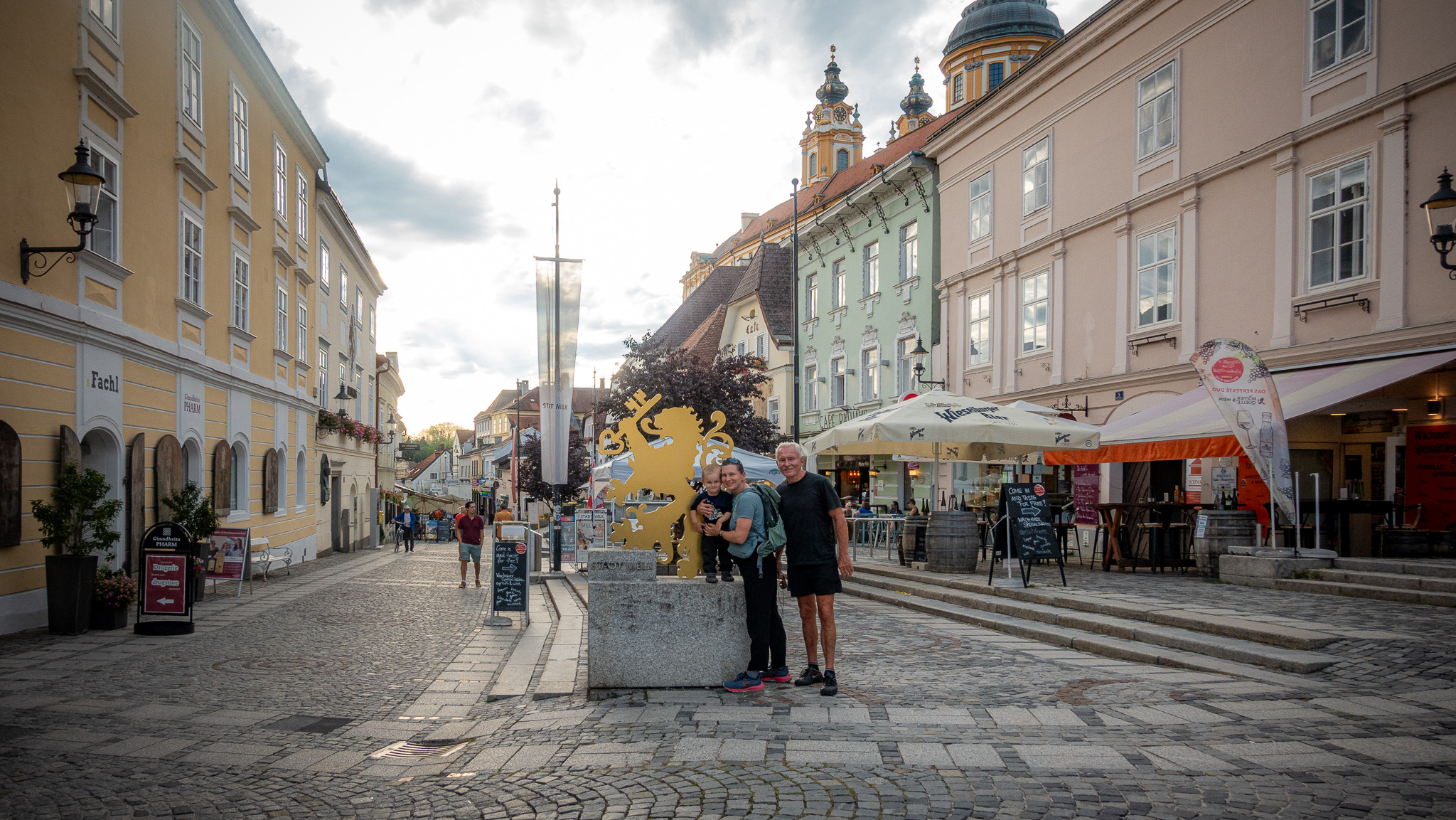 Turisti sa fotia pri monumente na námestí v rakúskom Melku