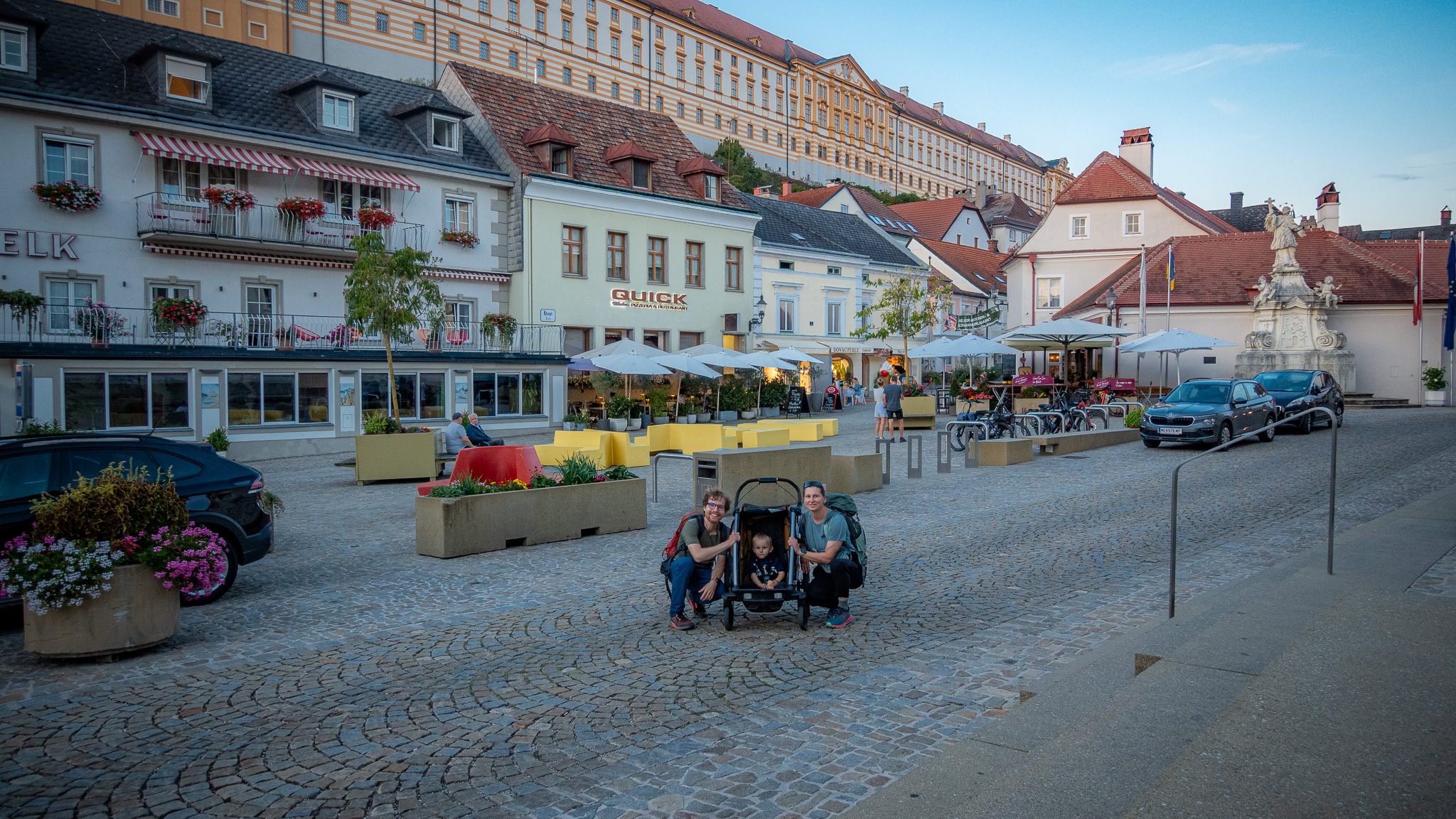 Turisti sa fotia v rakúskom Melku v pozadí kláštor a námestie