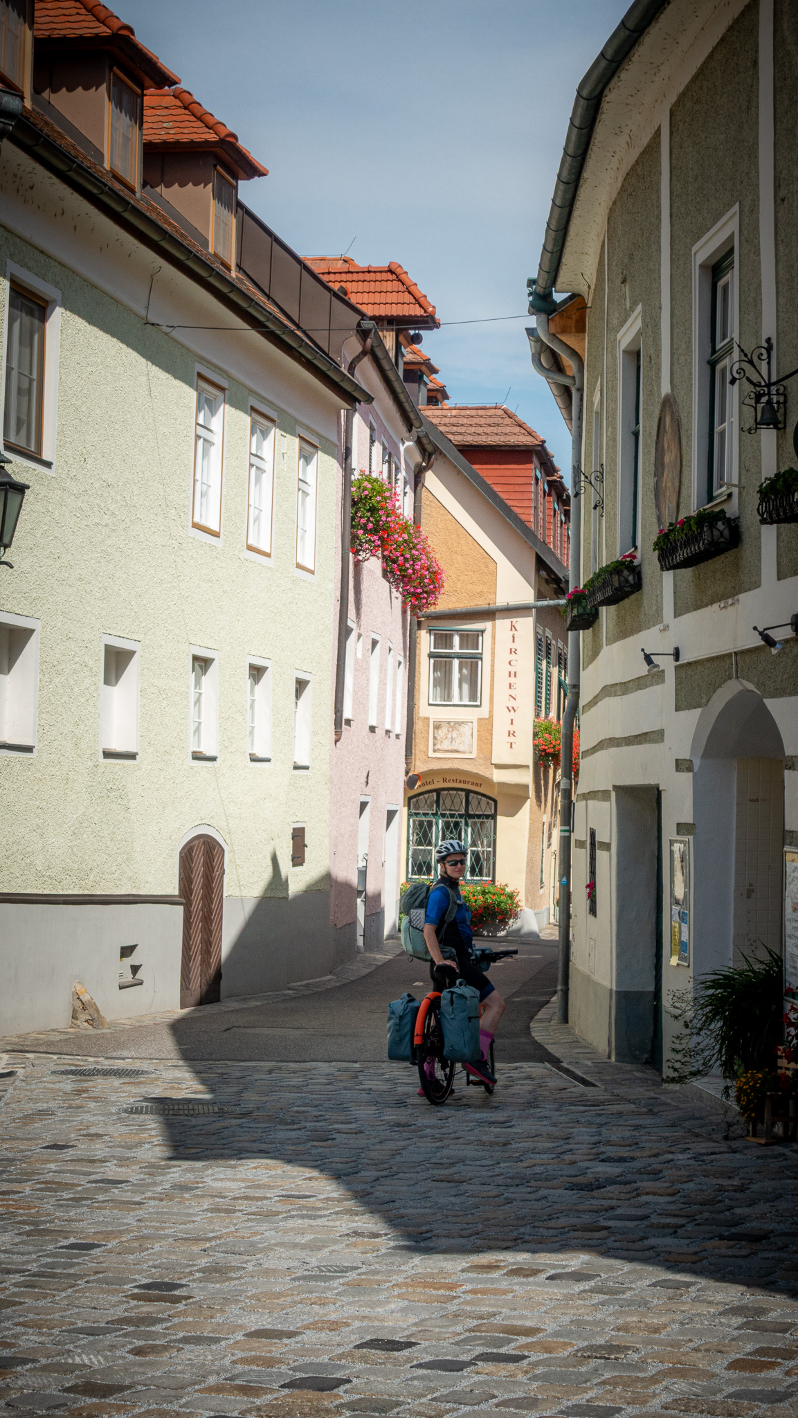 Cyklistika v uličkách rakúskej dediny v údolí Wachau