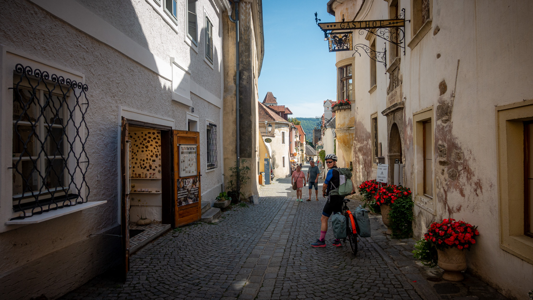 Cyklistka v uličkách Dürnstein