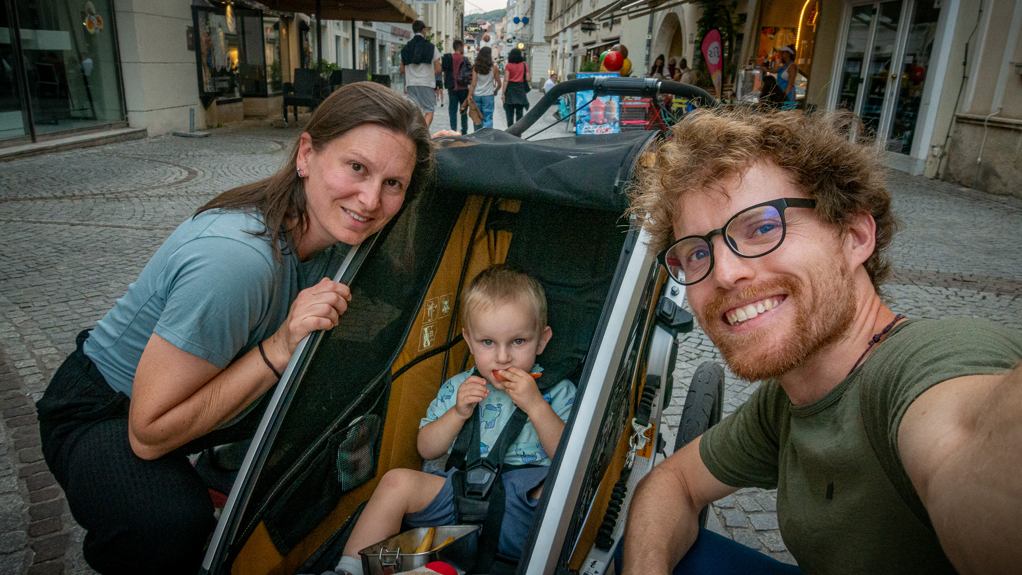 Rodina si robí selfie, syn sedí vo vozíku Thule Chariot Sport 2