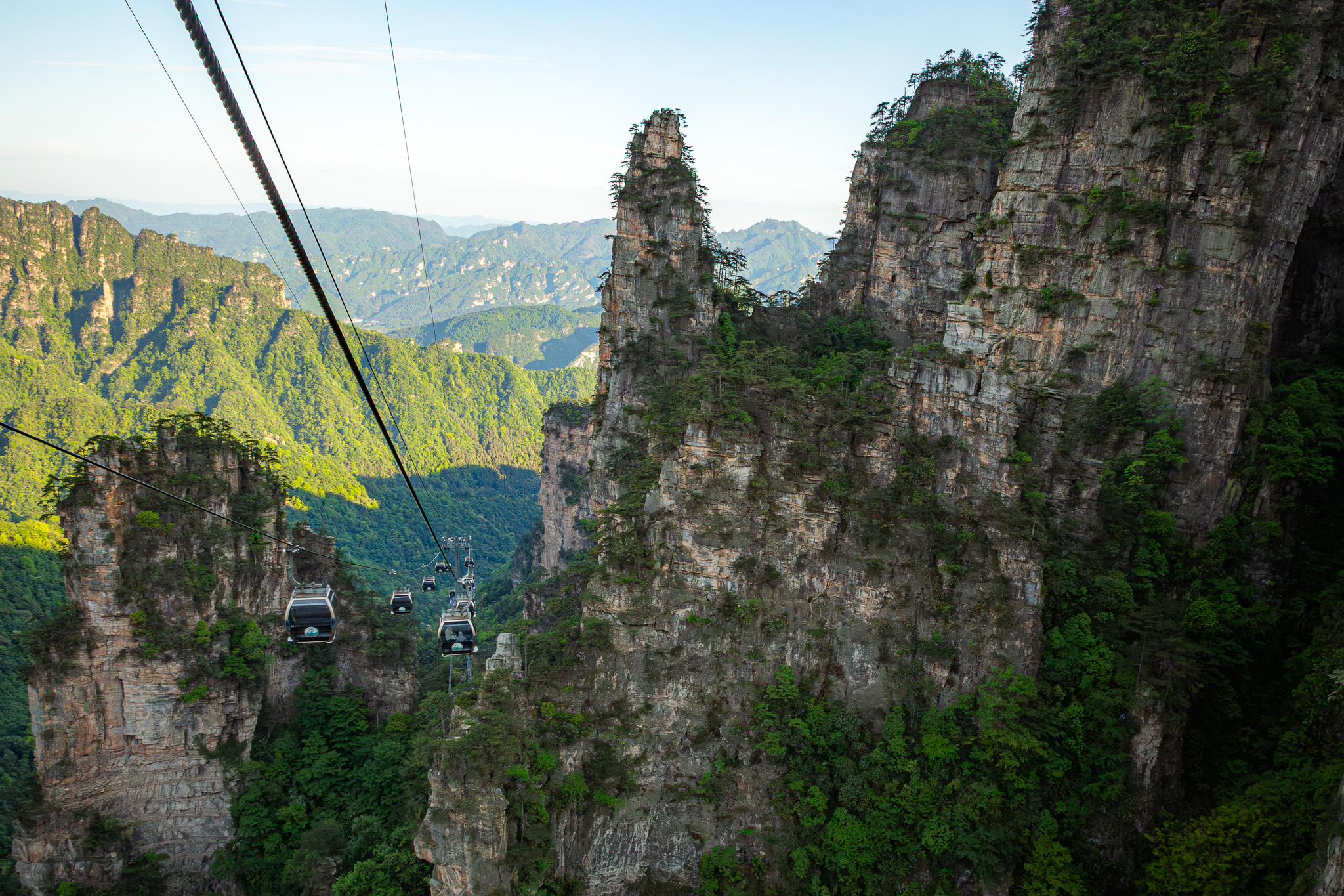 Kabínky lanovky z Tianzi Mountain obkolesené skalami