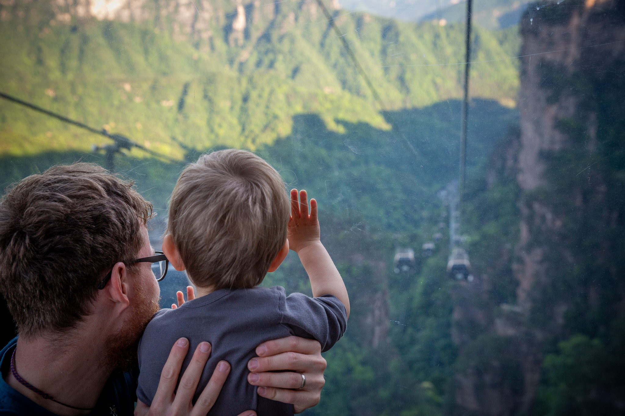 Markus s Mišom pozorujú z kabínky ostatné kabínky lanovky z Tianzi Mountain